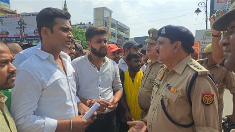 PM जनसंपर्क कार्यालय पहुंचे NSUI के कार्यकर्ता पुलिस ने रोका तो फाड़ ...