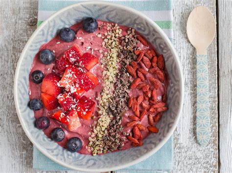 Açaí-Bowl mit frischen Beeren Rezept | EAT SMARTER