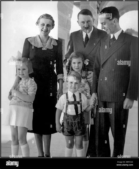 Führer Adolf Hitler mit Joseph & Magda Goebbels und drei ihrer sechs ...