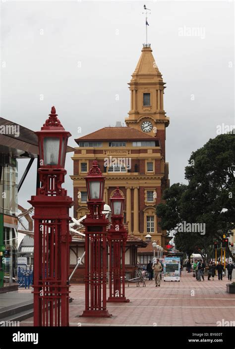 Colonial Style Building 的图像结果