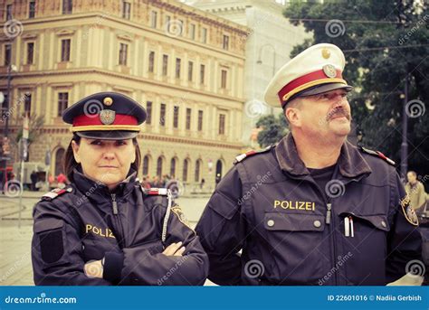 指向奥地利警察局的路标