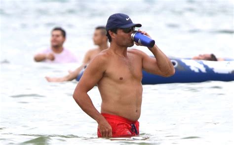 Chayanne deja ver su pancita a los 50 años de edad