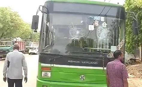 दिल्ली : डीटीसी की बस की टक्कर से तीन वर्षीय बच्चे सहित तीन की मौत