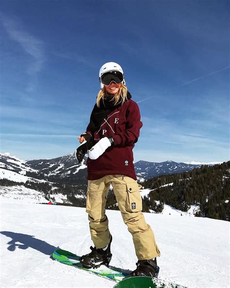 snowboarding gear womens | Snowboarding outfit, Snowboard girl, Skiing ...
