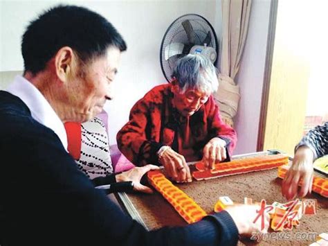 河南103岁老人打麻将 老人长寿原因揭秘_新闻频道_中国青年网