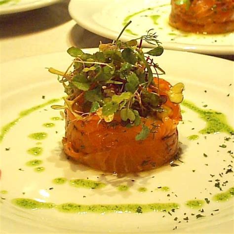 Mil hojas de brandada de bacalao con verduras y salsa de piquillos