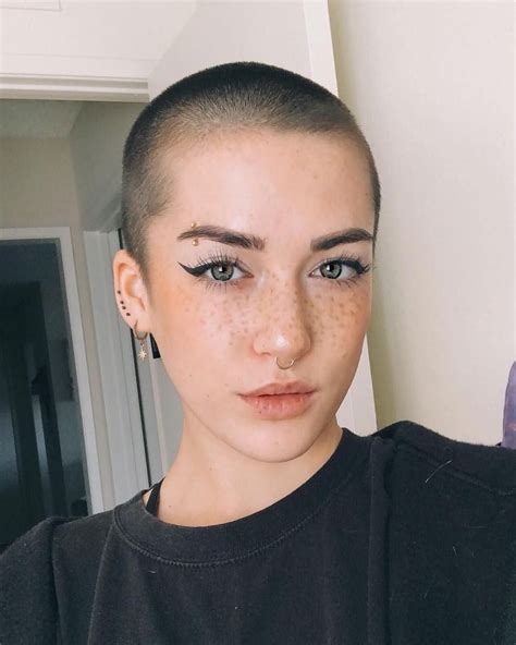 bald girl | Shaved hair women, Buzzed hair women, Buzzed hair