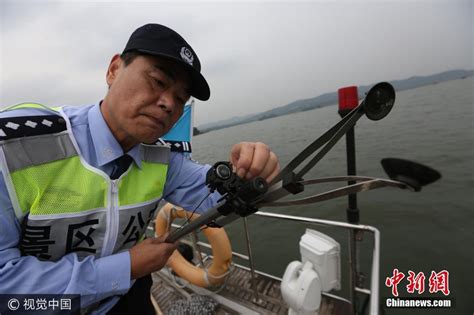 西湖民警自制打捞神器 专为游客打捞落水手机_图片频道__中国青年网