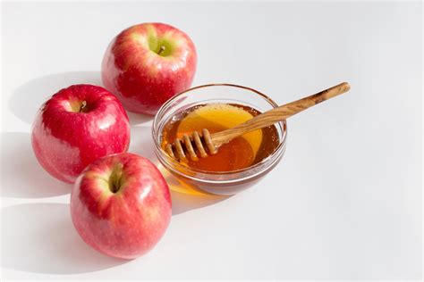 Apples and Honey at Rosh Hashanah - JEWISHcolorado
