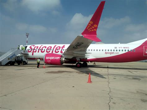 SpiceJet flight from Kandla to Mumbai loses wheel after take-off, lands ...