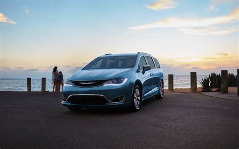 2018 Chrysler Pacifica photos - 1/3 - The Car Guide