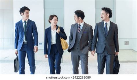 Group of Business People Walking 的图像结果
