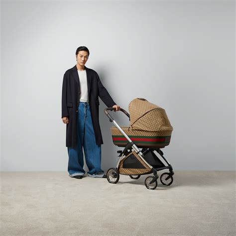 Combinación de capazo y cochecito Gucci en lona GG en beige y ébano ...