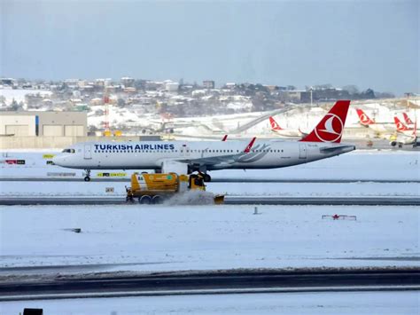 Huge Snowstorm Shuts Down Europe's Busiest Airport In Istanbul ...