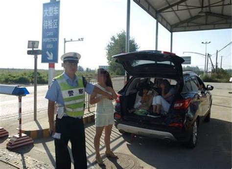 女司机怕交警查车 将两女孩藏进后备箱_大苏网_腾讯网