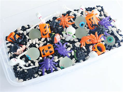 Halloween Sensory Bin | Fun365
