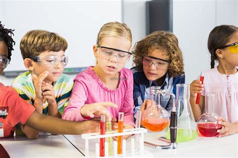 孩子们在实验室做化学实验表情专注化学实验器材护目镜