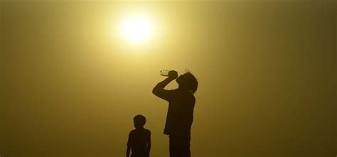 Construction Workers Bear The Brunt Of Heatwave As Delhi Temperature ...