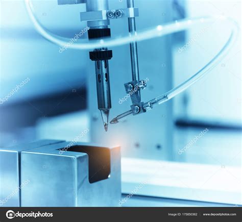 Assembly Line Welding Robot 的图像结果