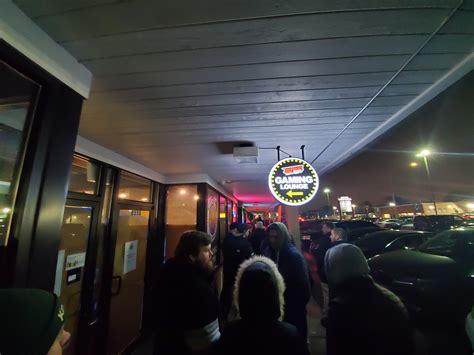 The line for Windy City Cannabis in Justice, IL. : r/pics