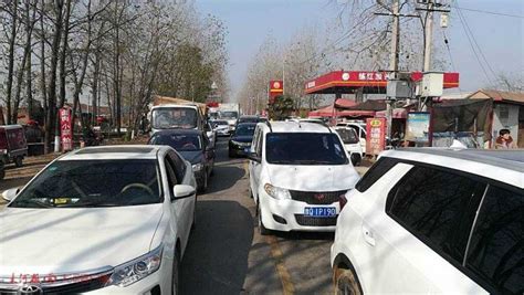 车车车车！城里不堵农村堵了，河南一村口成了“停车场”…… 河南日报网-河南日报官方网站