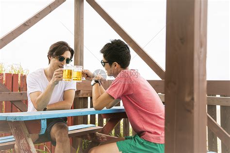 2个男性夏日海边喝酒聊天高清图片下载-正版图片502035095-摄图网