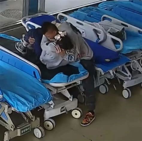 桂林一女生被广告牌砸伤，兵哥哥“公主抱”起女孩奔医院_腾讯新闻