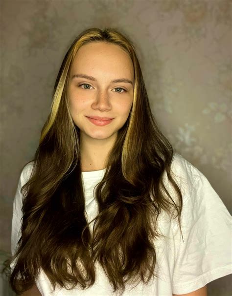 Face of a 19 year old girl halfway through college : r/Faces