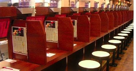 Mann erhält beim Ramen Essen überraschende Nachricht von seinem ...