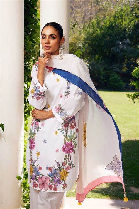 Gulzaar White Short Floral Kurta Set of 3 – ITRAAKE