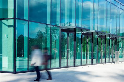 Business People Walking Past Fuzzy 的图像结果
