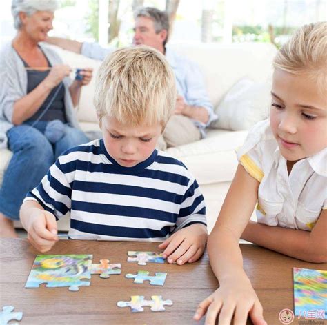 宝宝爱玩拼图游戏的好处 家长怎么陪孩子一起玩拼图 _八宝网