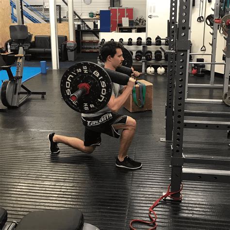 Safety Bar Split Squat: Benefits and How-To | FitDominium