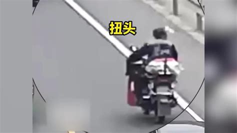 两男子骑摩托车拖行大狗至少2公里，称被狗咬后泄愤