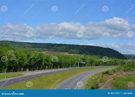 宾夕法尼亚远景和路 库存图片. 图片 包括有 åœ°äº§, æ¨ªå ‘, é«˜é€ÿå…¬è·¯, è ‰ - 43177417