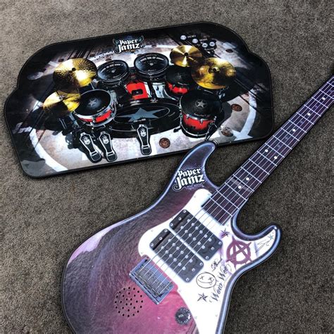 Paper jamz guitar and drum kit in DY11 Wyre Forest für 3,00 £ zum ...