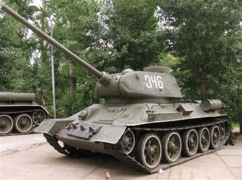 T34坦克弊病多，为何成经典？性能并非关键，海量汇就钢铁洪流_凤凰网
