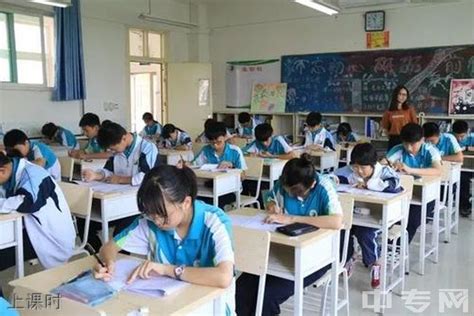记者现场直击武汉高中复课 大班改小班，一个班级一层楼