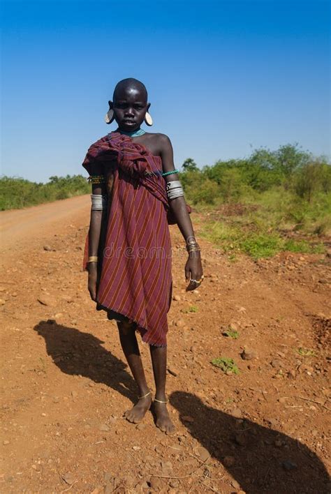 埃塞俄比亚穆尔西非洲部落女孩 编辑类照片. 图片 包括有 埃塞俄比亚穆尔西非洲部落女孩 - 182928366