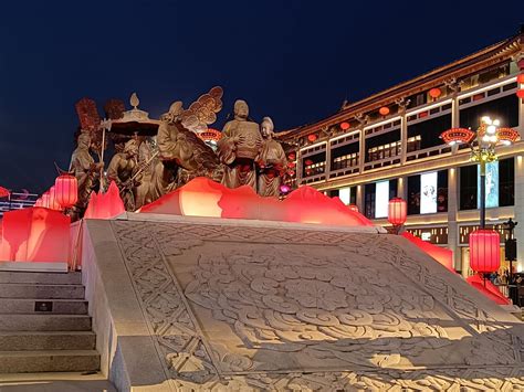【携程攻略】西安大唐不夜城景点,大唐不夜城用几十组雕塑再现了大唐盛世，彰显了我国历史上最伟大的朝…
