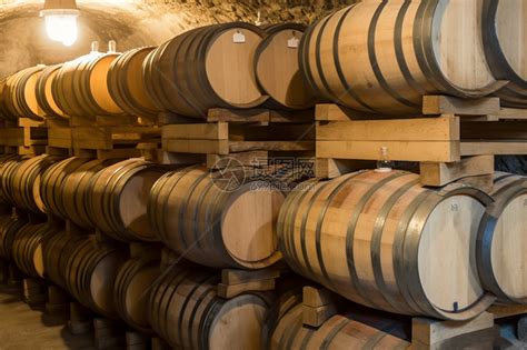 地窖中的储存葡萄酒高清图片下载-正版图片600292311-摄图网