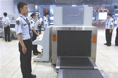 通过这道安检门，就能采集身份信息：上海地铁打造立体安防体系|安检仪|安检门|可疑_新浪新闻