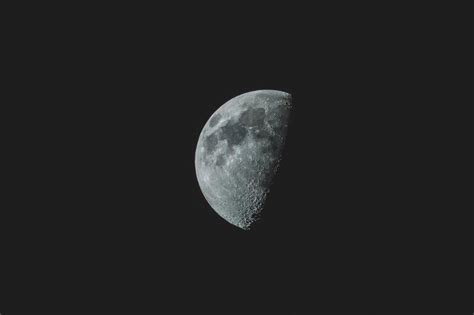 黑色背景前半边的月亮图片素材-月亮创意图片素材-jpg图片格式-macw下载站素材下载