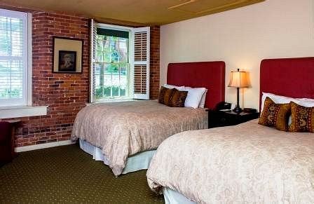 THE COMMON MAN INN (Claremont) - Inn Reviews, Photos, Rate Comparison ...