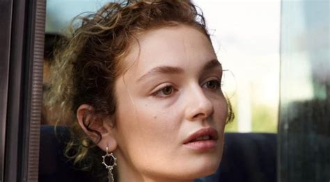 Serra Ariturk o seriji Tas Kagit Makas | Papir, kamen, makaze ...