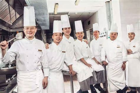 世界厨师的工资有多少？法国厨师月薪两万元，看到中国厨师扎心了