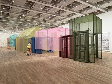 Stylish On The Floor Singer For Modern Homes