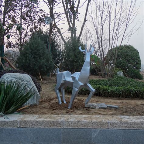 仿古铜色回头抽象鹿雕塑 玻璃钢仿真动物雕塑小鹿 户外景观小品-阿里巴巴
