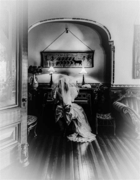 The Lady in White Ghost Story Tour | Armour-Stiner Octagon House