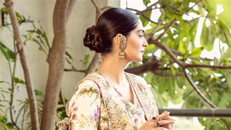 Messy Bun Hairstyle: 20 Trendy Style for All Hair Length & Type